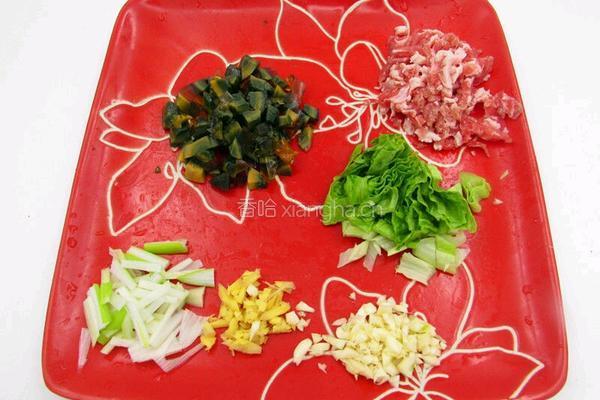 皮蛋瘦肉粥的做法图解2