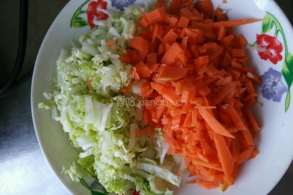 胡萝卜白菜炒饭的做法图解1