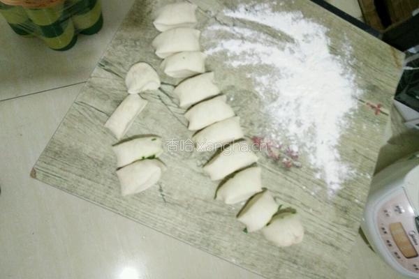 韭菜鸡蛋水煎包的做法图解6