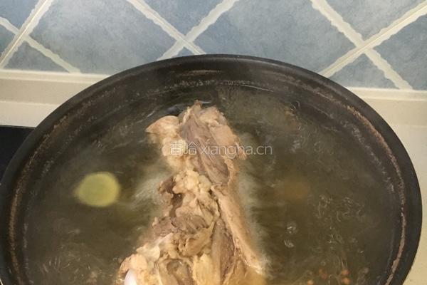 东北大骨头炖酸菜的做法图解1
