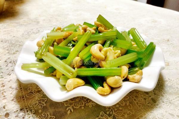 芹菜拌腰果的做法图解7