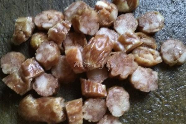 腊肠炒鸡蛋的做法图解2