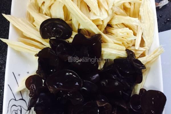 瘦肉炒木耳腐竹的做法图解4
