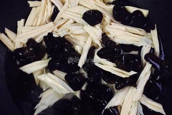 瘦肉炒木耳腐竹的做法图解5