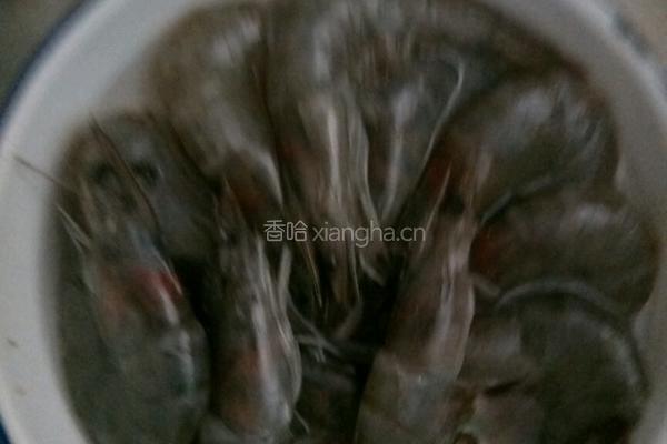 葱炒虾的做法图解1