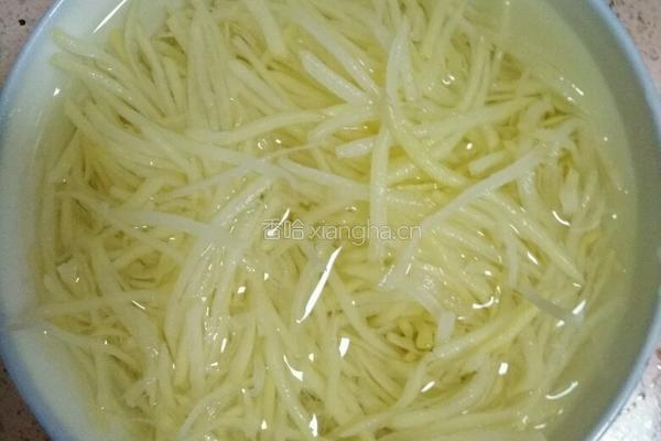 土豆丝炒蛋的做法图解1