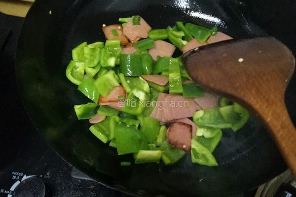 青椒炒火腿的做法图解2