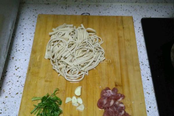 香辣豆腐皮炒肉的做法图解1