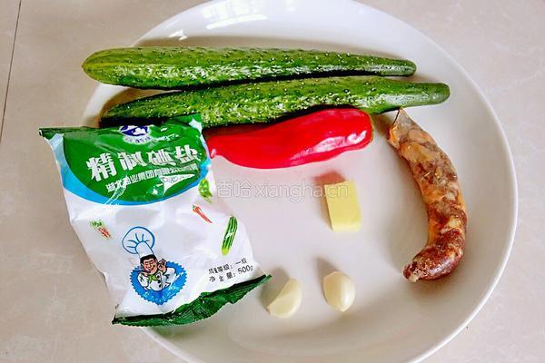 黄瓜炒香肠的做法图解1