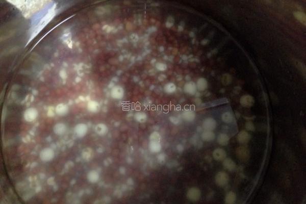 红豆薏仁莲子粥的做法图解2
