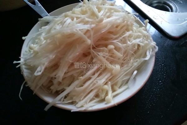 金针菇炒青椒的做法图解1