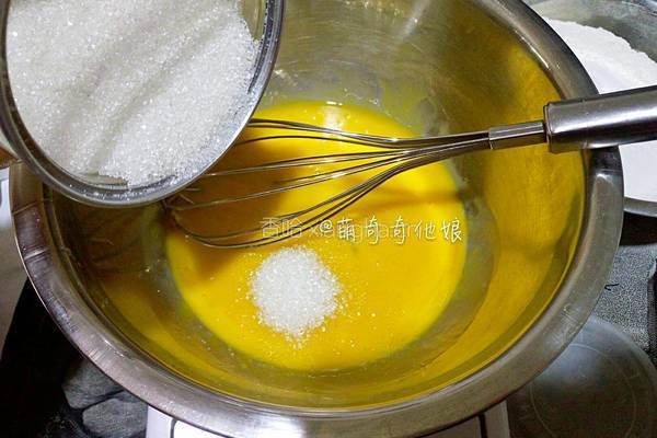 葡萄干纸杯戚风蛋糕的做法图解3