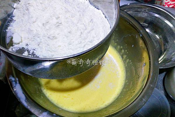 葡萄干纸杯戚风蛋糕的做法图解6