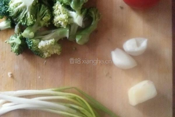 番茄炒西兰花的做法图解1