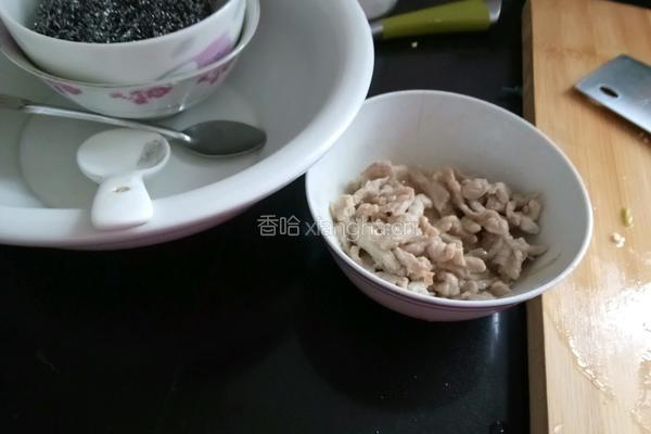 猪肉丝炒青椒的做法图解1
