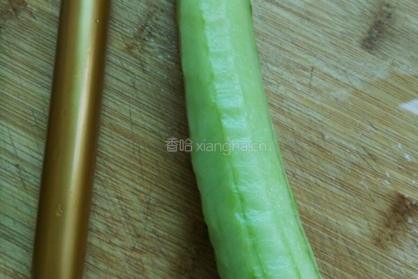 青瓜炒火腿肠的做法图解1