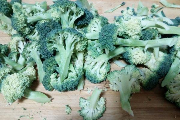 豉汁虾仁西蓝花的做法图解1
