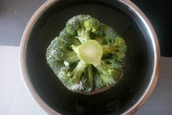 平菇炒西兰花的做法图解2