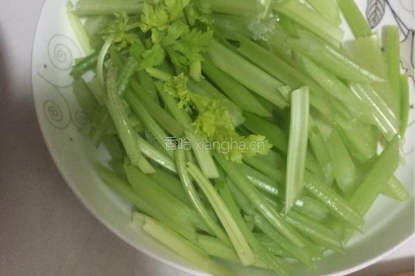 芹菜炒香干的做法图解1