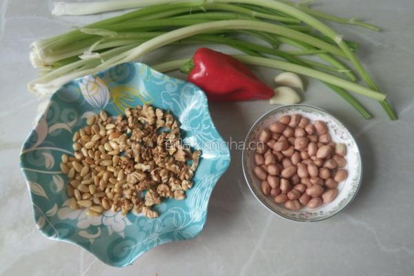 果仁炒芹菜的做法图解1