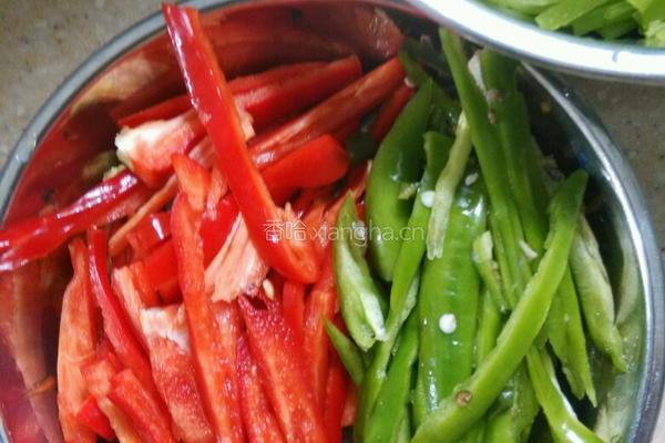 青红辣椒炒梅肉丝的做法图解2
