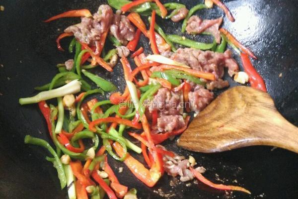 青红辣椒炒梅肉丝的做法图解6