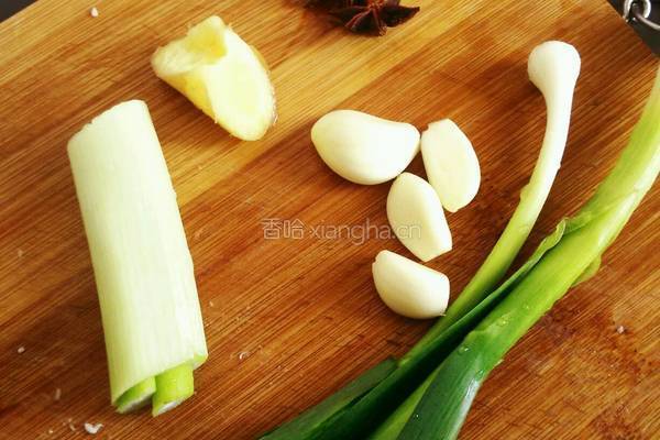 胡萝卜烧肉的做法图解1