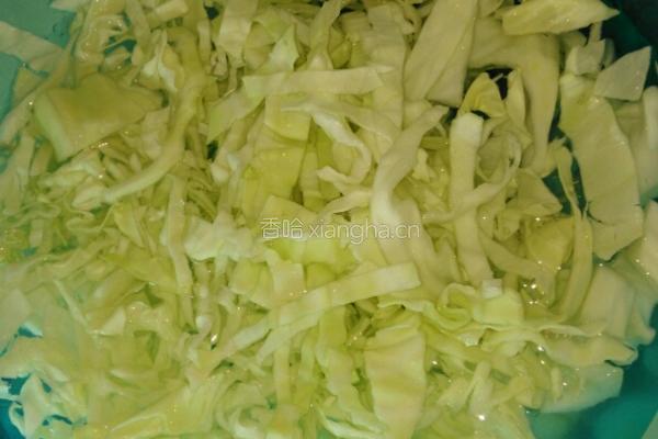 包菜炒馒头丁的做法图解2