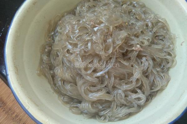 包菜炒粉条的做法图解3