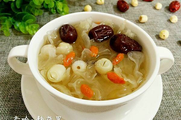 银耳红枣莲子羹的做法图解1