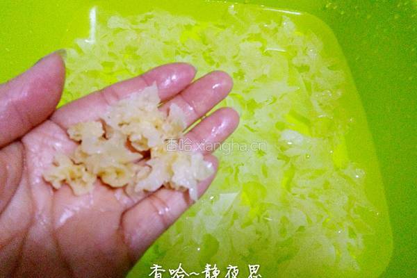 银耳红枣莲子羹的做法图解3