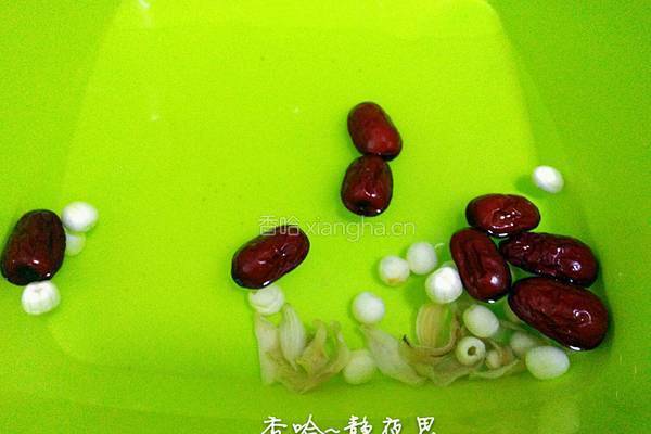 银耳红枣莲子羹的做法图解4