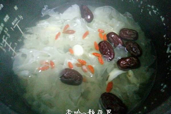银耳红枣莲子羹的做法图解7
