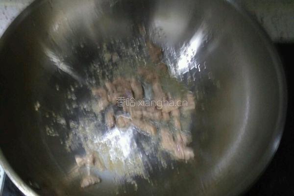 甘蓝炒肉的做法图解2