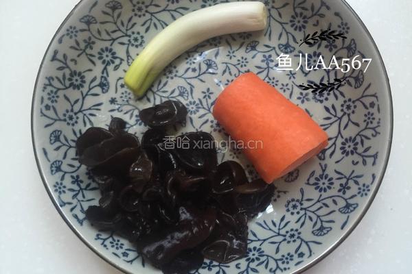 胡萝卜木耳鸡蛋饼的做法图解1