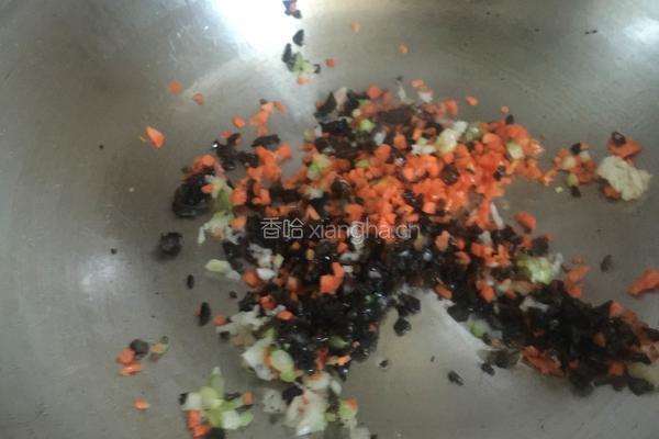 胡萝卜木耳鸡蛋饼的做法图解3
