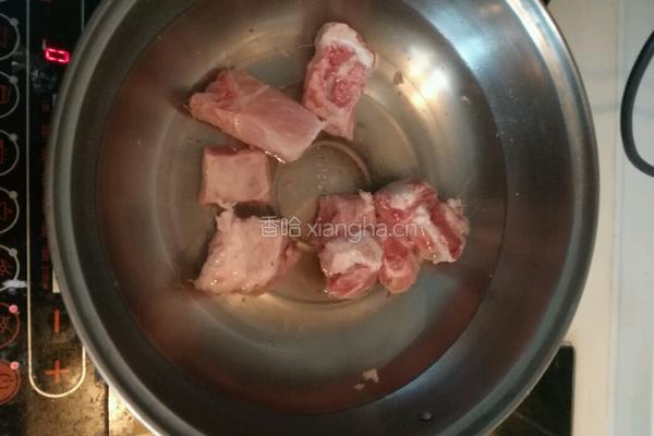 玉米排骨汤的做法图解1