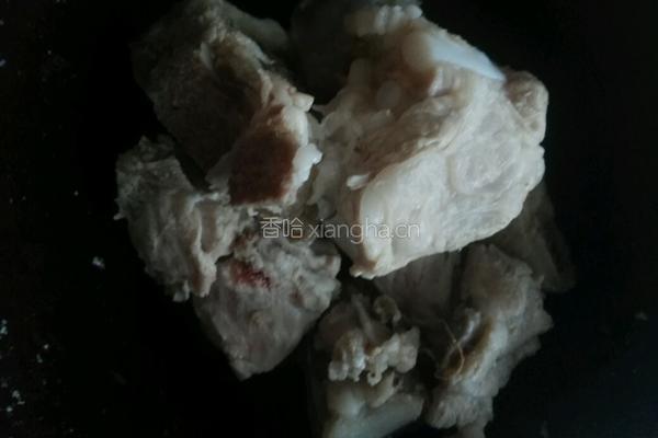 玉米排骨汤的做法图解2