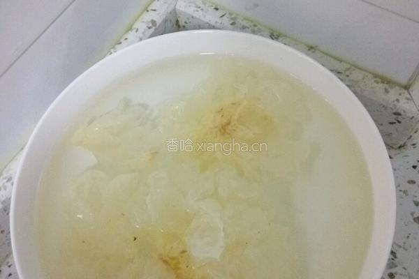 银耳红枣汤的做法图解1