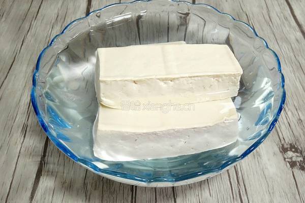 老干妈烧豆腐的做法图解1