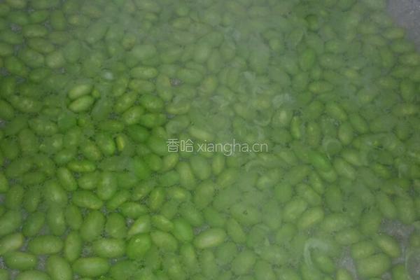 毛豆炒肉的做法图解2