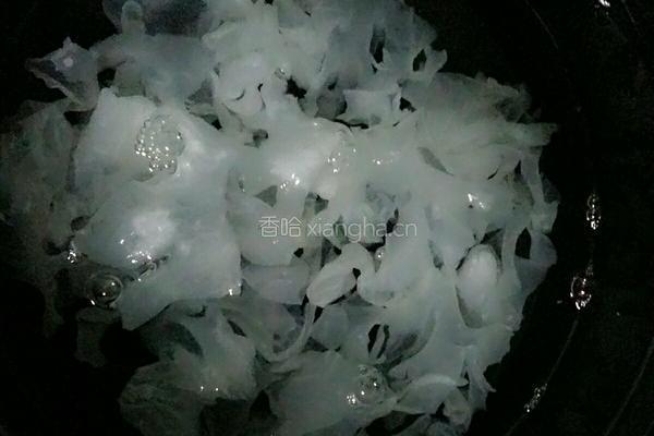 银耳莲子羹的做法图解3