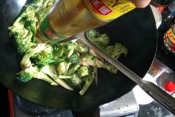 西兰花炒五花肉的做法图解7