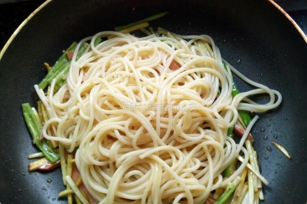 炒意大利面的做法图解6