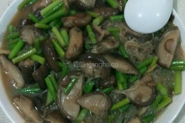 香菇蒜苔炖粉丝的做法图解4