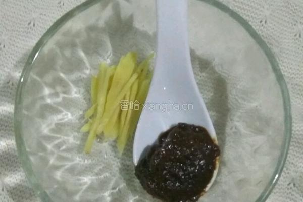 香菇蒜苔炖粉丝的做法图解2