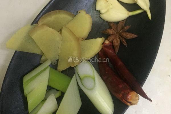 五花肉炖豆腐的做法图解2