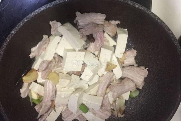 五花肉炖豆腐的做法图解5