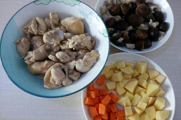 香菇鸡腿煲仔饭的做法图解2