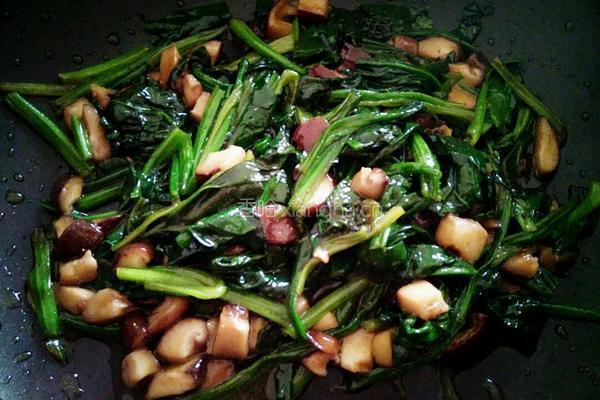 香菇丁炒菠菜的做法图解5